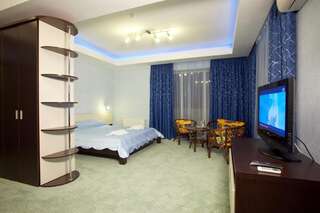Гостиница Ай Сафия Судак Люкс с балконом и кроватью размера «king-size»-1
