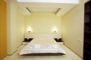 Гостиница Ай Сафия Судак Номер с кроватью размера &quot;king-size&quot; и балконом-1
