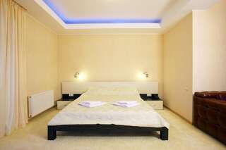 Гостиница Ай Сафия Судак Люкс с 1 спальней с кроватью размера &quot;king-size&quot; и диваном-кроватью-1